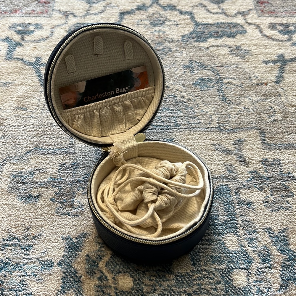 Brand new navy round jewelry organizer